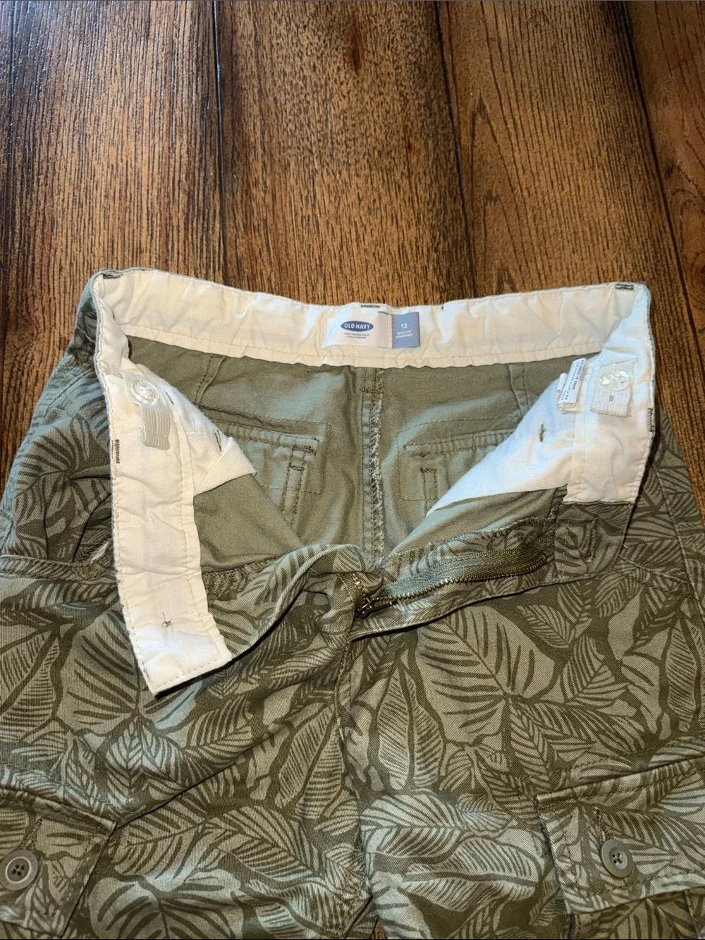 Old Navy Olive Leaf-Print Cargo Shorts